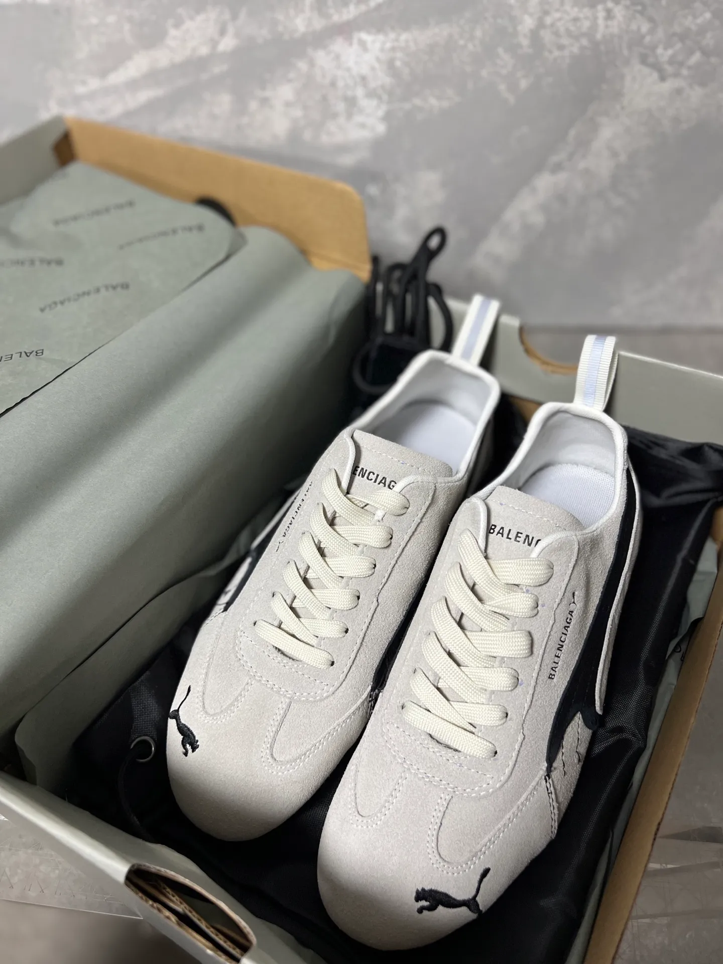 👟👟Ex-factory price 480👟👟 PUMA co-branded Balenciaga: Who knows! This pair of distressed and war-damaged Speedcats are so good-looking. The thin-soled sneakers have been upgraded to 2.0, which destroys the aesthetics of the street. More than half of the classic PUMA stripes on the side of the shoes have been "violently torn". The distressed treatment has a sense of ruined art, and it becomes the focus of the street in seconds! Hot stamping double logo + gold foil size mark on the heel, the details give a high-end feel Code number: 35-44 (45 customized)
